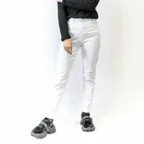 Jean blanco elastizado skinny con rasgados sutiles.