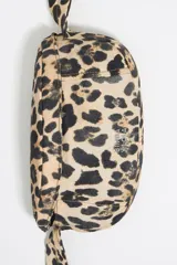 Riñonera de nylon con estampado animal print, estructura blanda y tamaño pequeño. Tiene asa regulable de tejido, logo metálico BIMBA Y LOLA, acabados metálicos, bolsillo interior, cierre con cremallera e interior con placa logotipada metálica BIMBA Y LOLA.