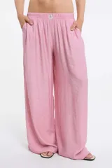 Pantalón de tela color celeste con textura arrugada, corte amplio y cintura elastizada.