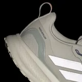 Championes Adidas Runfalcon 5 TR, color gris claro con detalles en rosa y suela blanca. Diseño resistente al agua y suela Adiwear con tacos para mayor agarre. Mediasuela con amortiguación Cloudfoam.