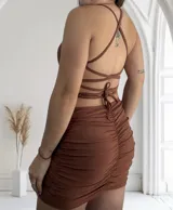 Vestido corto marrón con breteles finos, escote en V y frunces verticales en el frente.