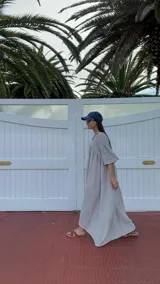 Vestido largo rojo de lino, con escote en V y corte en forma de U debajo del busto. De corte amplio y mangas cortas.