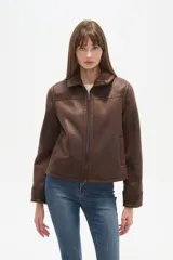 Campera marrón de poliéster con cuello y puños de corderito, cierre frontal y bolsillos laterales.