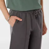 Short gris de corte recto con costuras verticales al frente.