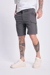 Bermuda cargo gris con bolsillos laterales y corte recto.