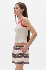 Short tipo boxer de algodón color rosa con rayas horizontales azul marino, cintura elastizada y bolsillos laterales.