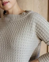 Buzo azul de tejido de punto con cuello redondo y mangas 3/4.