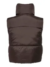 Chaleco puffer marrón con cuello alto y cierre frontal con cremallera.