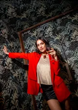 Blazer rojo de crepe elastizado, con solapas de muesca, corte recto y bolsillos laterales.