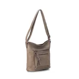 Bandolera beige de símil cuero con dos bolsillos frontales con cierre, un bolsillo trasero, tres bolsillos internos y correa larga regulable.