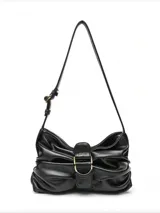 Bolso de hombro marrón de cuero sintético con frunces y hebilla dorada.