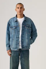 Campera de jean celeste de corte recto, con cuello clásico, cierre frontal con botones metálicos, bolsillos con solapa abotonada en el pecho y bolsillos laterales. Presenta bordado con el logo de la marca en el pecho.