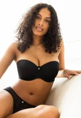 Panty corte brasileño color lila, confeccionada en encaje floral suave y elástico.