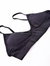Top deportivo blanco sin costuras, con breteles finos y escote redondo.
