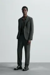 Blazer regular fit confeccionado en tejido con 17% de lana. Cuello con solapas de muesca. Manga larga acabada en puño con detalle de botones. Bolsillo de vivo en pecho y de solapa en cadera. Detalle bolsillo interior. Bajo con aberturas en espalda. Cierre frontal con botones.