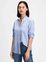 Camisa de tejido Oxford, con manga larga, puños abotonados y bolsillo en el pecho.