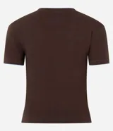 Remera ajustada de manga corta, color azul marino, con cuello redondo ribeteado en blanco.