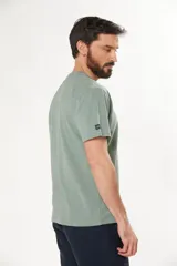 Remera color beige de manga corta con cuello redondo y logo bordado en el pecho.