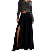 Falda larga negra de satén con diseño en cascada de línea A, cinturilla puntiaguda, tiro medio, abertura lateral, cierre trasero oculto y bolsillos laterales.