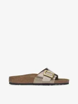 Sandalias Birkenstock modelo Catalina, color dorado con hebilla metálica dorada ajustable.