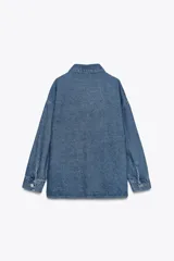 Sobrecamisa de Zara Woman Collection confeccionada en algodón 100%, color borgoña. Tiene cuello solapa, manga larga con puño, bolsillos de plastrón en el delantero y cierre frontal con botones metálicos.