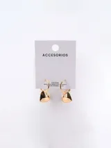Aros dorados tipo argolla con dije colgante en forma de corazón.