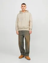Hoodie tipo canguro color beige claro, de manga larga con capucha y fit regular. Cuenta con un bolsillo y estampado de goma con la palabra "Originals".