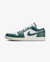 Championes Nike Air Jordan 1 Low SE, color blanco y verde, con detalles en blanco en los cordones y el logo de Nike.
