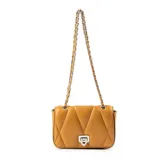 Bandolera color camel de cuero sintético acolchado con diseño geométrico. Tiene correa regulable con cadena plateada, cierre con solapa y broche metálico plateado, un compartimento principal, un bolsillo interno con cierre y un bolsillo interno abierto.
