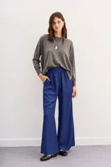 Pantalón palazzo azul eléctrico de tiro alto con cintura elastizada y bolsillos diagonales.