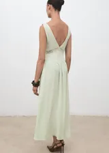 Vestido midi color verde agua, con escote en V y breteles finos. Presenta detalle de encaje en el busto y falda con corte evasé.