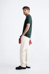 Jersey de punto color marrón oscuro, de corte relajado (relaxed fit), con cuello redondo y manga corta.