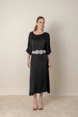 Vestido italiano tipo túnica de satén negro liso, de calce holgado.