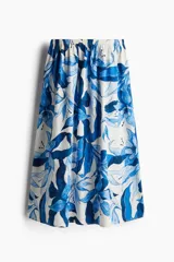 Pollera midi acampanada con cintura elástica y estampado floral en tonos azules.