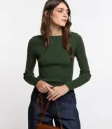 Blusa verde de punto con textura acanalada, escote bote y mangas largas.