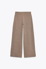 Pantalón de tiro medio color marrón claro, con cintura elástica y tejido con textura.