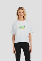 Remera rosa de manga corta con cuello redondo y estampado frontal con la inscripción "VNGERBRG".