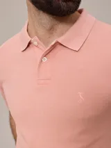 Remera polo celeste de piqué de algodón, corte clásico, con cuello y mangas acanalados.
