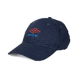 Gorra de béisbol azul marino con logo de Umbro bordado en rojo y la palabra "Nacional" bordada en azul.