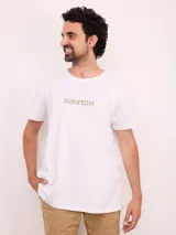 Remera blanca de manga corta con cuello redondo y un pequeño logo estampado en el pecho.