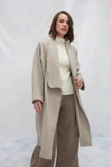 Tapado largo con cuello solapa, confeccionado con dos variantes de telas que realzan el diseño. Tela 100% de lana fina sin teñir, diseñada exclusivamente por Don Baez. Hecho 100% en Uruguay.