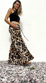 Pantalón palazo de tiro alto con estampado de leopardo en tonos marrón, negro y beige.