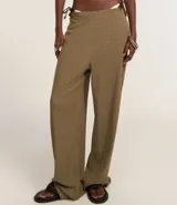 Pantalón wide color marrón claro con cintura elástica y textura acanalada.