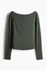 Remera verde militar de manga larga, con escote bote y corte ajustado.