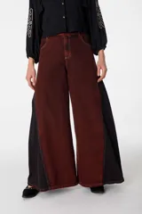 Pantalón de jean azul de corte ancho, con cintura alta y bolsillos delanteros y traseros.