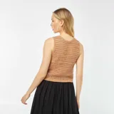 Chaleco de crochet color beige con botones frontales y escote en V.