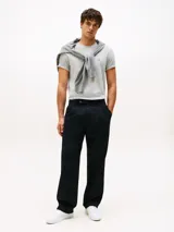 Remera gris jaspeada de cuello redondo y manga corta con dobladillo.