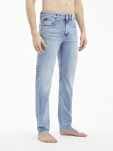 Jeans de tiro medio, corte slim tapered, color celeste claro, confeccionados en denim de algodón elástico.