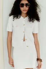 Minifalda de punto color amarillo pálido, de tiro alto, corte ajustado y cintura elástica.