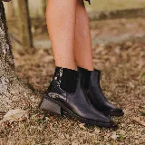 Bota corta negra de cuero con elástico lateral, caña de 12 cm y taco de madera de 4 cm.